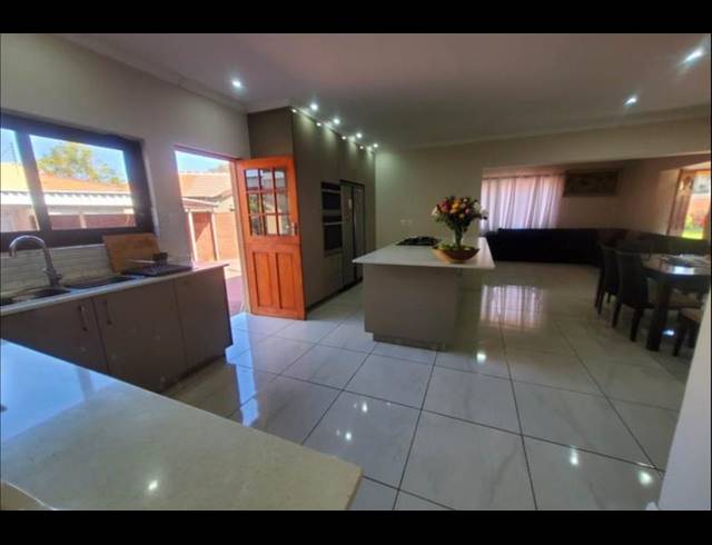 6 BEDROOM HOUSE FOR SALE IN BRACKENDOWNS